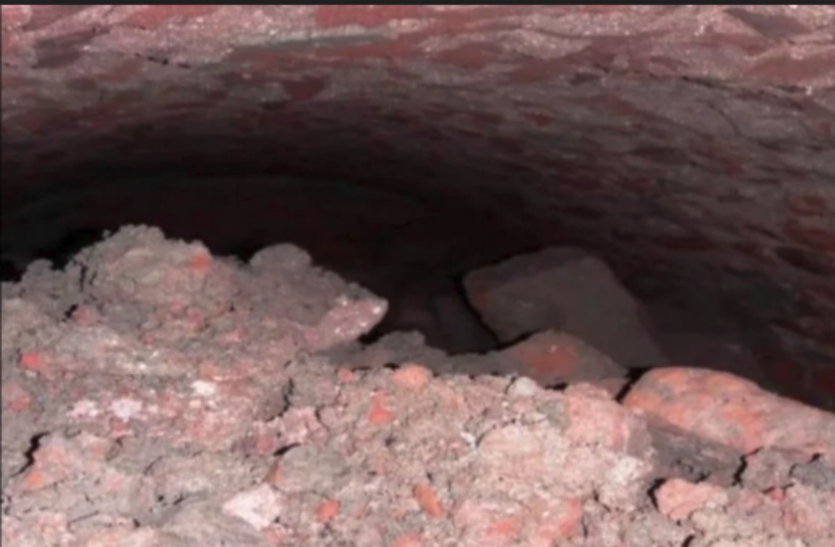 Tunnel मोहल्ले में स्थित सैकड़ों साल पुराने मकान की खुदाई करने पहुंचे मजदूरों को दिखा कुछ ऐसा, लोगों में मची हड़कंप