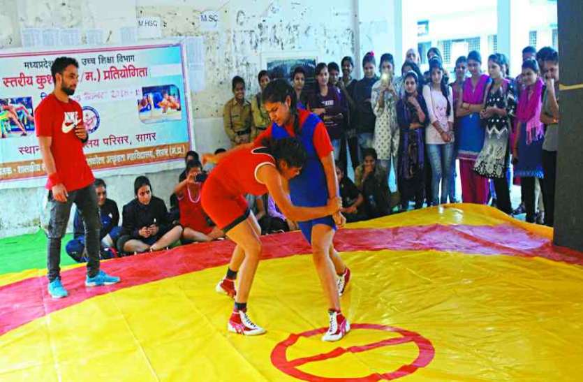 District Level Wrestling Competition in Glarus Degree College गर्ल्स डिग्री कॉलेज बना अखाड़ा, महिला-पुरुष कुश्ती में आजमाएंगे दाव