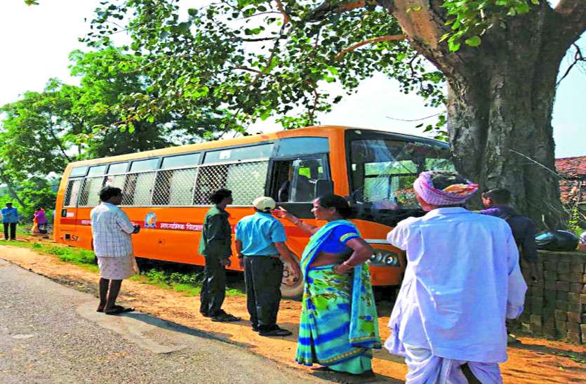 accident news अटल विकास यात्रा से लौट रही यात्रियों से भरी बस जा टकराई पेड़ से, 24 घायल