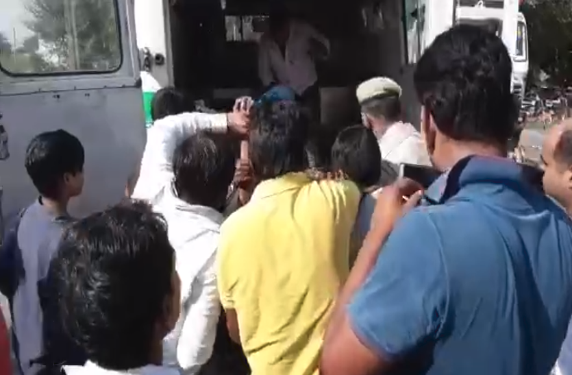 ACCIDENT राजस्थान के अलवर करौली मेगा हाईवे पर दो कारों में भयंकर भिड़ंत, एक की मौत, आधा दर्जन हुए घायल