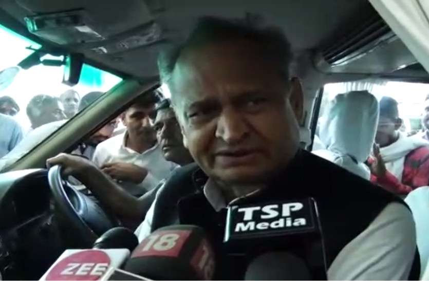 election 2018 Gehlot questioned CM Raje on various decision taken गहलोत की समझ से परे हैं मुख्यमंत्री राजे के ये फैसले, पूर्व सीएम ने बताया अनफॉर्चुनेट...!