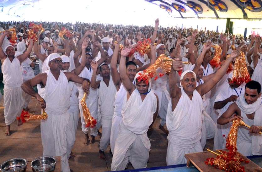 ganga-of-devotional-devotion-of-religious-events-in-shravak-samskara-c मुनि पुंगव सुधासागर संघ के मंगल पावन सानिध्य में श्रावक संस्कार शिविर में धार्मिक आयोजनों की बह रही भक्ति की गंगा