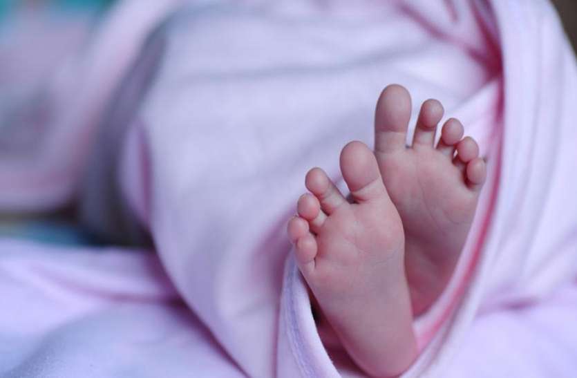 Manipur, Manipur Govt Hospital, Manipur newborn death, Senapati district hospital, Manipur news मणिपुर: सरकारी अस्पताल में डिलीवरी के 10 मिनट बाद नवजात की मौत, बांस के टुकड़े से काटी गई गर्भ नाल