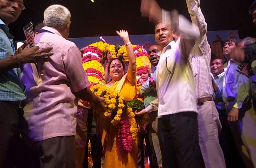 baby rani maurya उत्तराखंड की राज्यपाल बेबीरानी मौर्य के स्वागत से बड़े राजनीतिक बदलाव के संकेत, देखें वीडियो