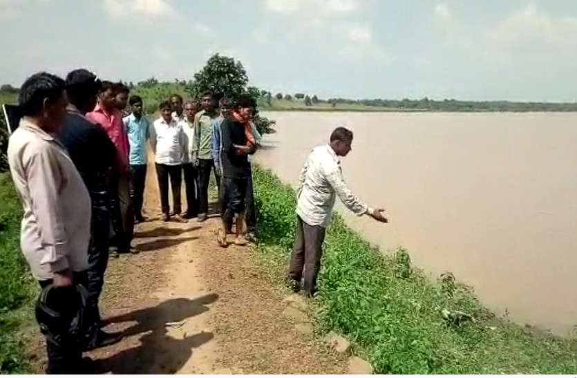 many villages in Baran expected to be affect due to pond water बाढ़ के हालात से गुजरे बारां पर फिर संकट, तालाब की पाल में सुराख से कई गांव प्रभावित होने की आशंका