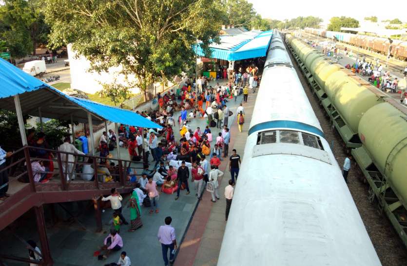 bandikui railway station मालगाड़ी का इंजन खराब, ट्रेनों का संचालन हुआ बाधित