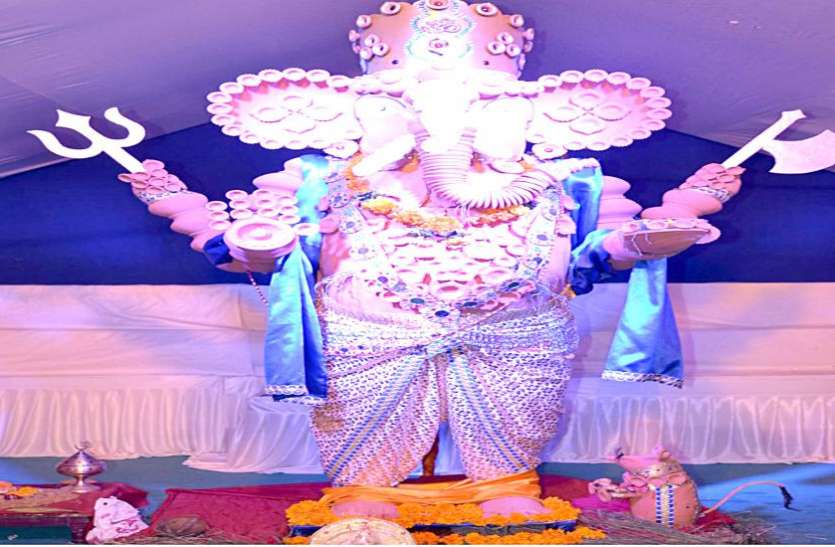 Eco-friendly Ganesha दीपक व मिट्टी के बर्तनों से बनाई गणपति प्रतिमा