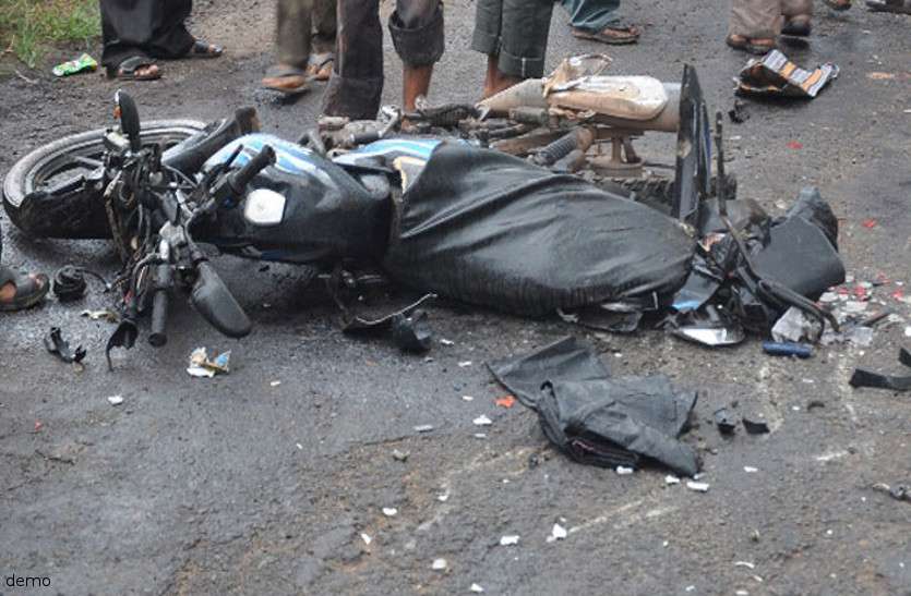 accident news मायके गई बीवी को लेने जा रहा था पति, रास्ते में खड़े ट्रक से जा भिड़ी बाइक मासूम बेटे सहित हो गई दर्दनाक मौत