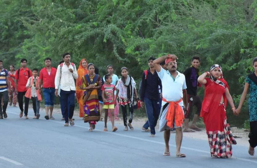 Poonarasar Hanuman Temple पूनरासर धाम : पदयात्रियों के जत्थे रवाना, आज भी जाएंगे श्रद्धालु