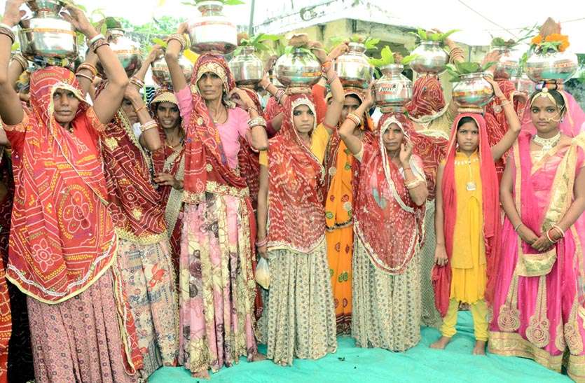 mounting-urine-on-the-head-drawing-water-vase श्रीमद्भागवत कथा को लेकर जलकलश यात्रा निकाली