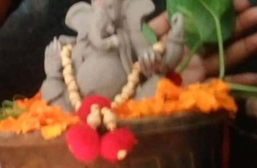 patrika गमले में बनाए मिट्टी के गणेश