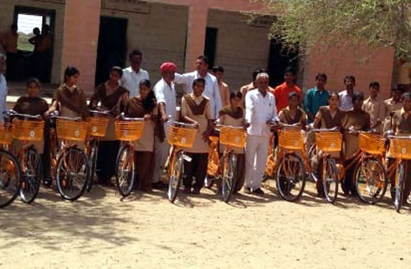 jaisalmer साइकिलें पाकर खिले छात्राओं के चेहरे