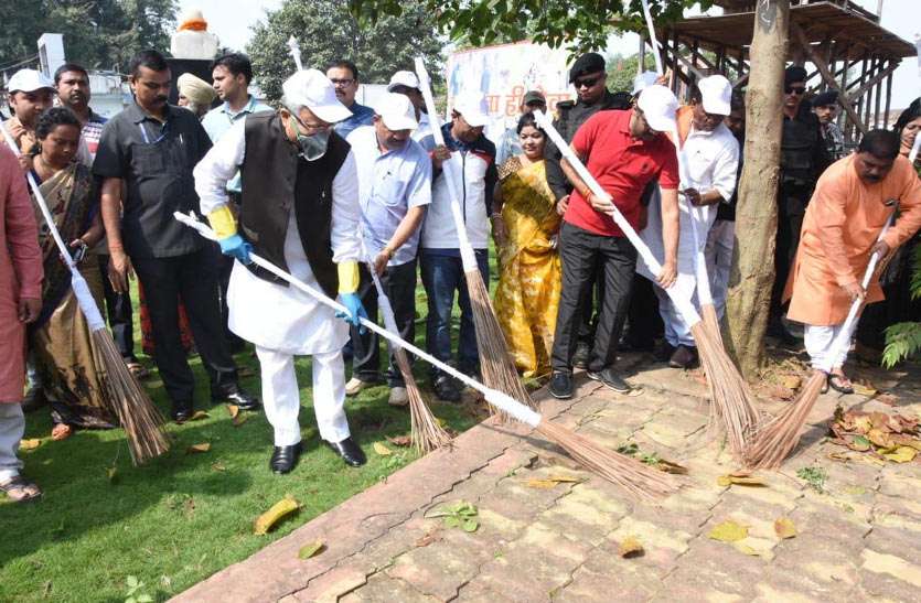cm raman singh CM रमन सिंह ने गार्डेन में झाड़ू लगाकर की साफ-सफाई, कहा - स्वच्छता को बनाएं जीवन का अनिवार्य हिस्सा