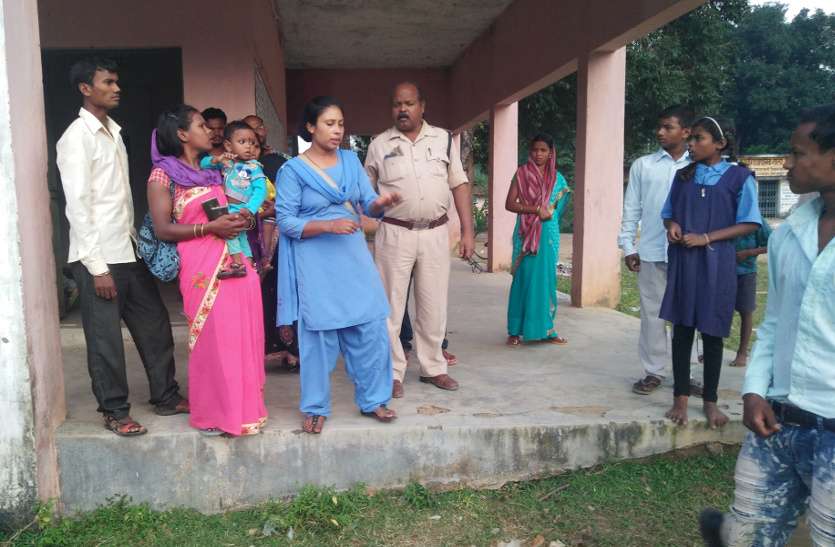 Police caught husband-wife CM वाली मोबाइल के बारे में महिला की ये बात सुनते ही डर गईं महिलाएं, पुलिस ने उसे पति समेत पकड़ा