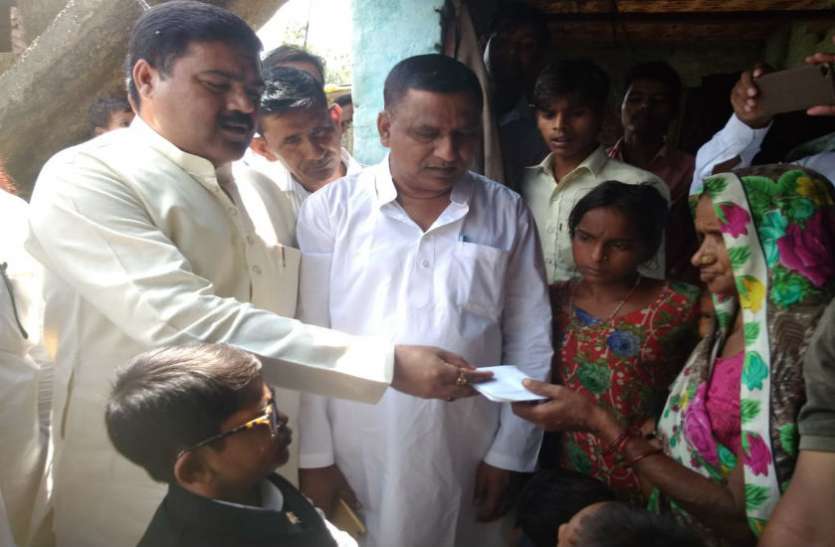 SP Leader बरेली में बुखार का कहर जारी, सपाई पहुंचे मृतक के परिजनों की मदद को