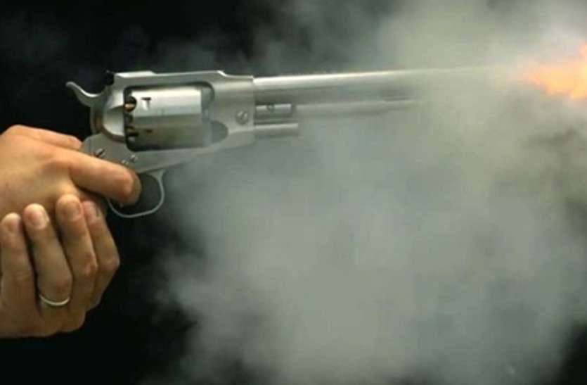 firing नाली के विवाद को लेकर दो पक्षों में पथराव व फायरिंग, तीन घायल