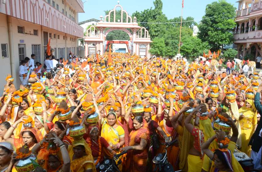 1051 women carrying pomegranate head in bhilwara सिर पर कलश लेकर चली 1051 महिलाएं