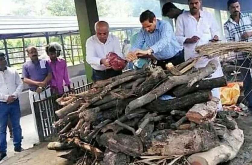 Faizabad DM इस जिलाधिकारी ने जो किया वह जानकर आपकी आंखे हो जाएंगी नम, पेश की इतनी बड़ी मिसाल