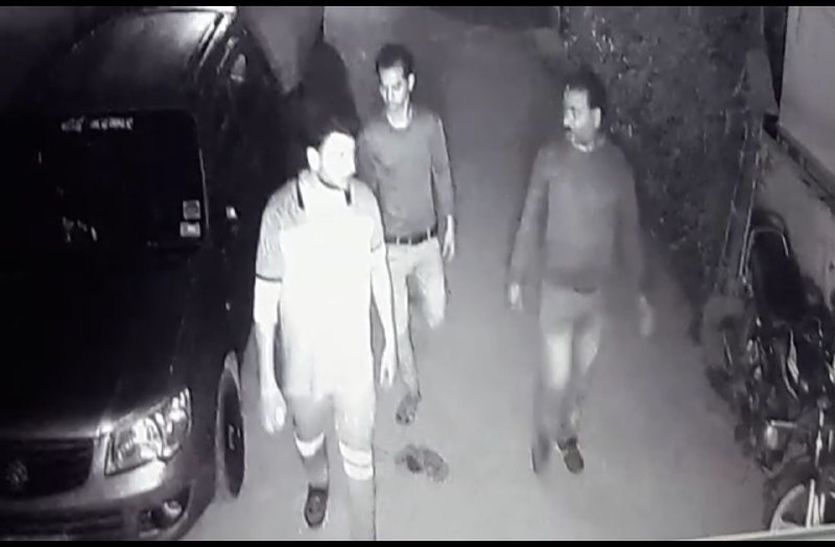 crime news हाथ में पत्थर और रॉड लेकर पहुंचे बदमाश कैमरे में कैद, तीन सूने मकान के ताले चटकाए