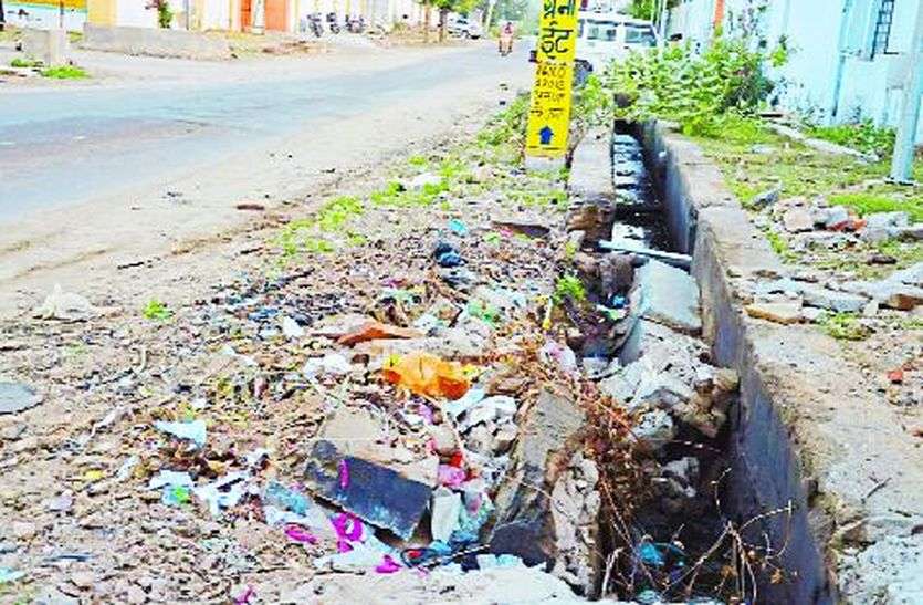 sikar news प्रशासन की आंख के सामने नाक बंद करने की मजबूरी