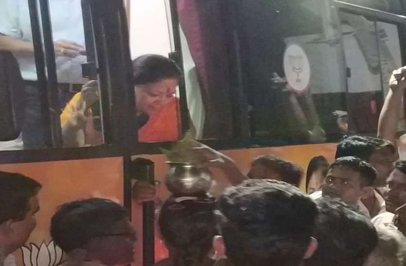 शहर की सड़कों पर रात को उमड़ी भीड़ ,शहर में सात किमी मार्ग पर डटे रहे लोग शहर की सड़कों पर रात को उमड़ी भीड़ ,शहर में सात किमी मार्ग पर डटे रहे लोग