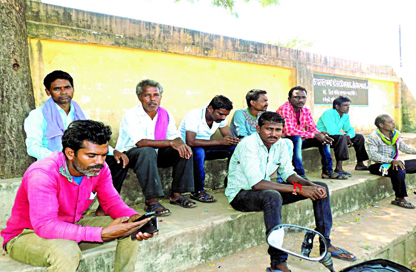 balod patrika अधूरी जांच कर शिक्षक को किया निलंबित, विरोध में ग्रामीण लामबंद