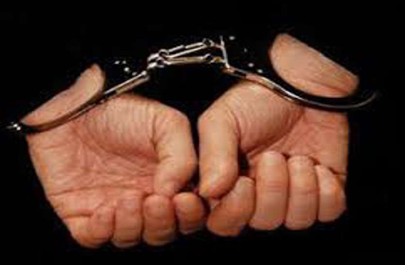 Arrested पुलिस को देखकर भागने लगा युवक, पकड़कर तलाशी ली तो जेब से निकला ये घातक सामान