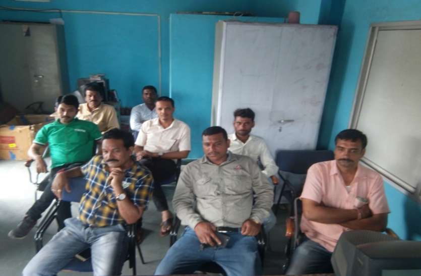 jj कब तक खुदती रहेंगी बनी सडक़ें, कब मिलेगा लोगों को पानी