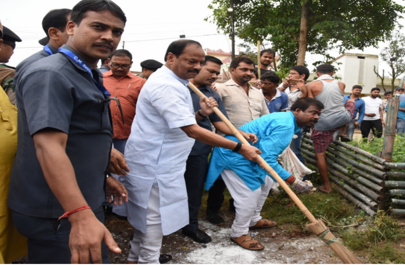 cm स्वच्छता की अलख जगाने के लिए सीएम ने झाडू थामकर की सफाई