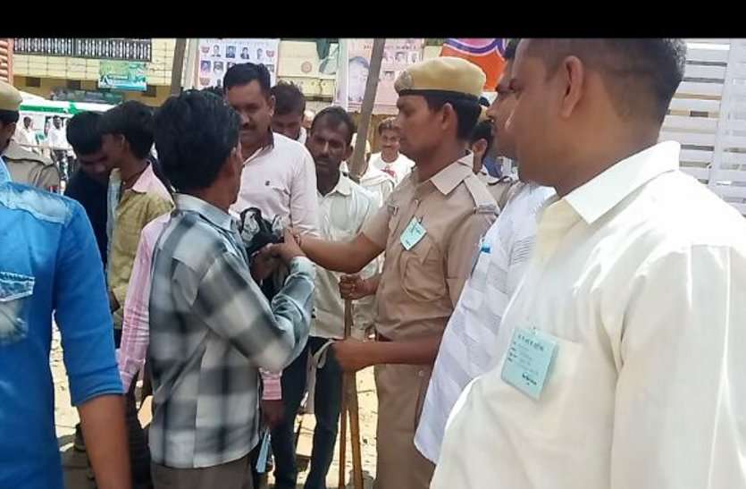 सभा-और रोड शो में काले का खौफ छाया रहा सभा-और रोड शो में काले का खौफ छाया रहा