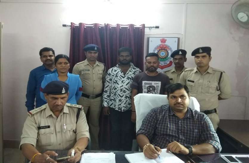 बोलेरो पर ऑन ड्यूटी रेलवे लिख कर पहुंचा रहे थे नशीली दवा, दो गिरफ्तार बोलेरो पर ऑन ड्यूटी रेलवे लिख कर पहुंचा रहे थे नशीली दवा, दो गिरफ्तार