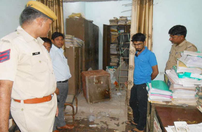 theft-in-the-bank-near-the-police-station थाने के नजदीक सेंध लगाकर बैंक में चोरी , लॉक नही खुलने से बच गए सवा पांच लाख तो जाते जाते ले गए तीन एलइडी
