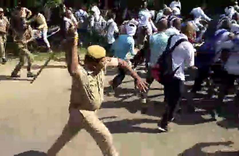 muzaffarnagar भाजपा सांसद के भाई ने जबरन मुंडवाया सैकड़ों छात्रों का सिर, विरोध करने पर पुलिस ने किया लाठीचार्ज