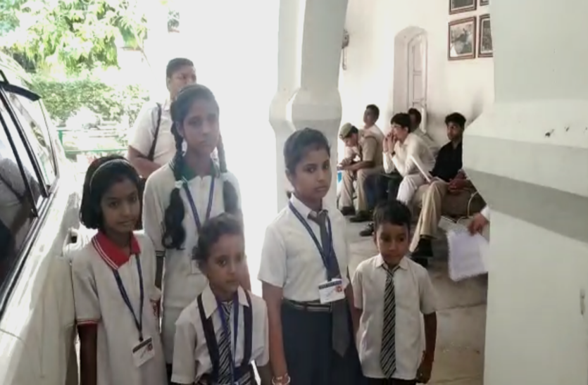 school student प्राईवेट स्कूल ने फीस न जमा करने पर छात्र-छात्राओं को परीक्षा से रोका, नहीं दी एक दिन की भी मोहलत