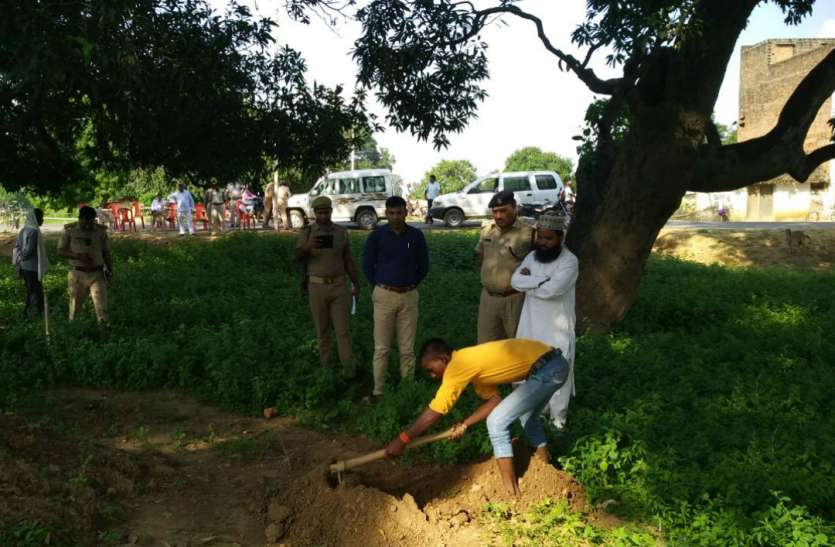 Dead Body Removed from Grave कब्र खोदकर निकाला गया 27 दिन की बच्ची का शव, ये है वजह
