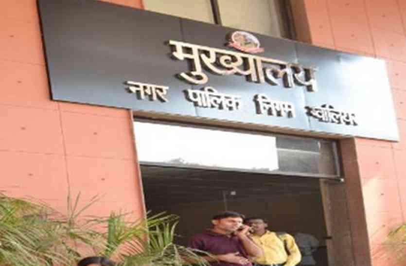 nagar nigam gwalior पानी पर कलह: वार्ड 53 से 47 में पानी की पाइपलाइन के लिए पहुंचे अफसर, पानी रोकने की कोशिश में पहुंची महिलाएं,