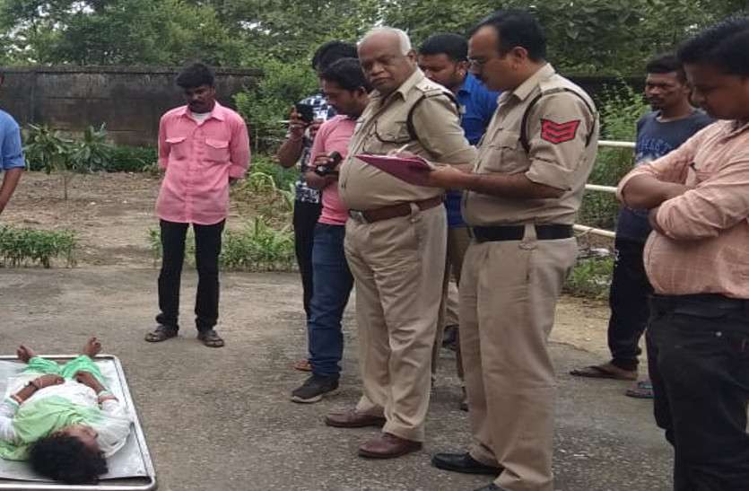 सड़क दुर्घटना में पत्नी नहर में गिरी, बचाने पति ने लगाई छलांग, फिर ये हुआ... सड़क दुर्घटना में पत्नी नहर में गिरी, बचाने पति ने लगाई छलांग, फिर ये हुआ...