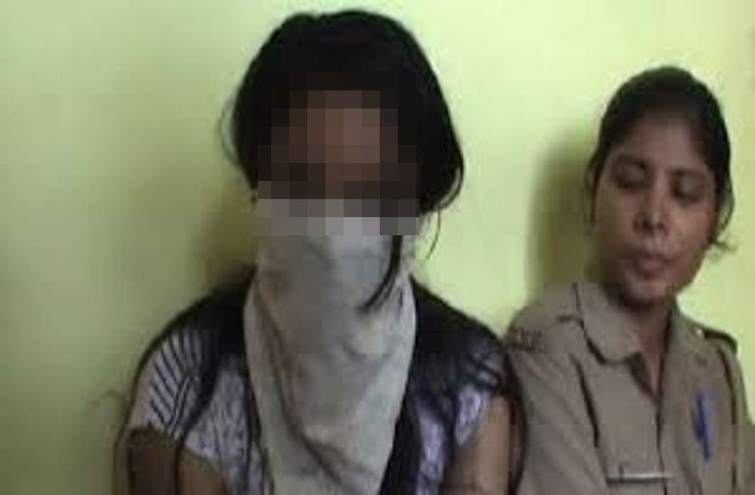 girl molest in chhattisgah रोते हुए 19 साल की लड़की पहुंची थाने, बोली - मैंने सैलरी मांगी तो कांग्रेसी नेता ने कहा हाथ आगे करो फिर...