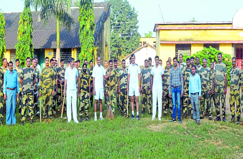 cg news शासकीय स्कूल में सीमा सुरक्षा बल के जवानों ने चलाया सफाई अभियान, बच्चों के साथ की साफ-सफाई