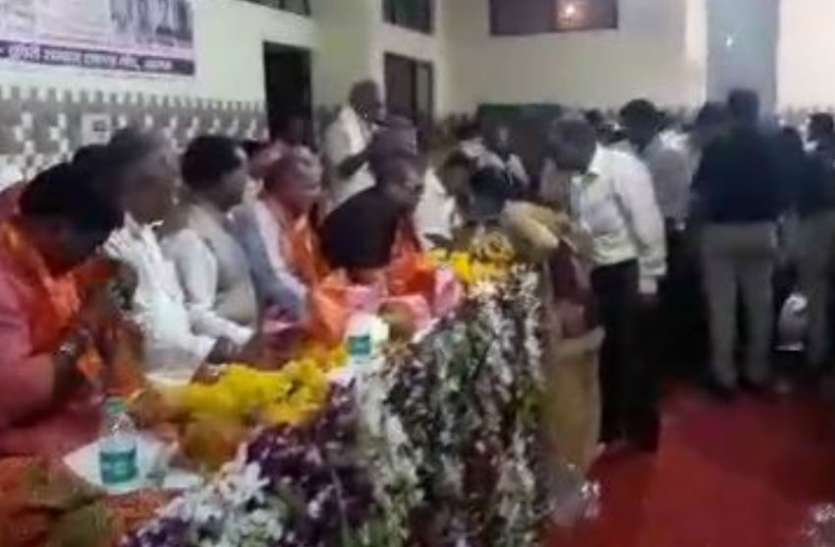 teenager crying in front of SC ST Commission chairman SC ST आयोग के अध्यक्ष का हो रहा था स्वागत, तभी रोती हुई पहुंची किशोरी ने बताई सवर्ण समाज के युवक की ये हरकत, देखे वीडियो