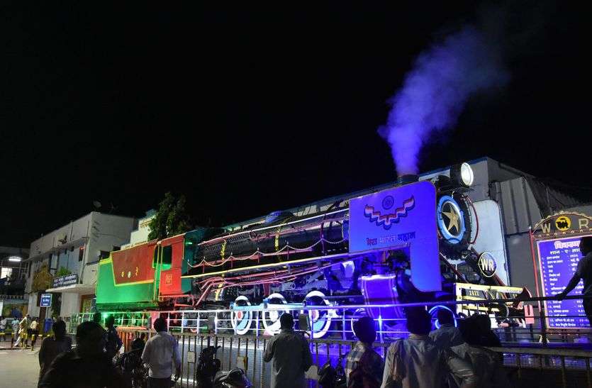 Railway VIDEO जब पटरी छोड बाहर आ गया इंजन, निकलने लगा जमकर धुआं, बज रही थी सिटी