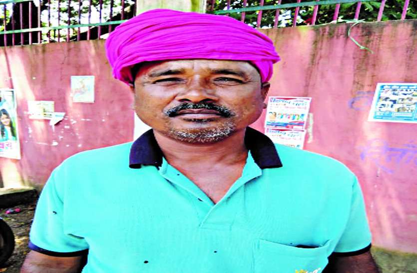 system गरीब किसान अपने पैसे के लिए छह माह से काट रहा है बैंक का चक्कर