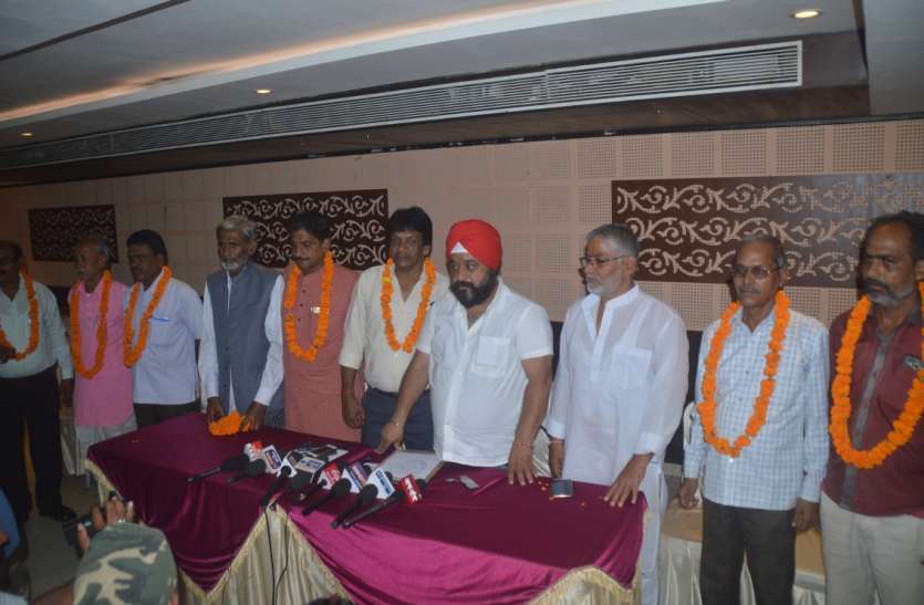 Two BJP leaders join Congress भाजपा के दो नेताओं ने थामा कांग्रेस का हाथ, कई अन्य लोगों ने भी ली सदस्यता, जानिए क्यों