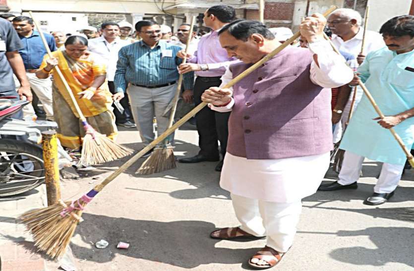 CM's cleaning work at VS Hospital campus वीएस अस्पताल में सीएम ने सफाई श्रमदान किया