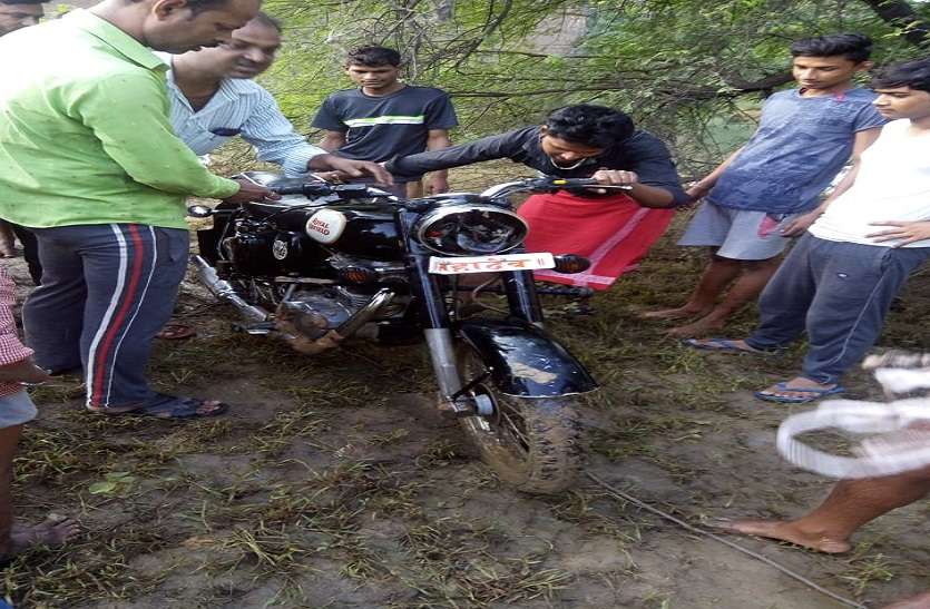 up news नदी के गहरे पानी से मिली ये बुलेट गाड़ी किसकी है, पुलिस भी देखकर हो गई हैरान