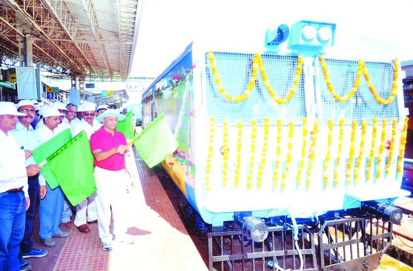 swachhata स्वच्छता एक्सप्रेस को दिखाई झंडी
