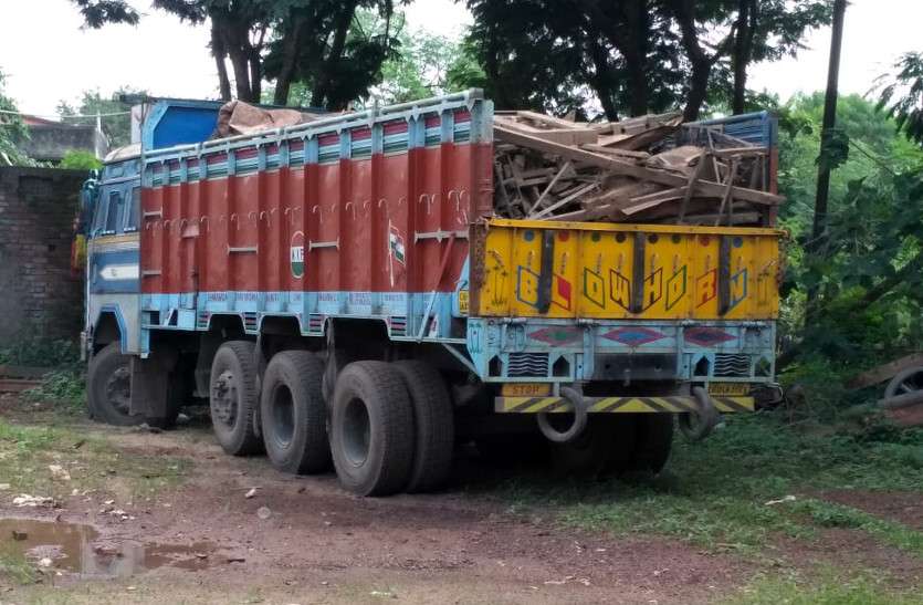 पेट्रोलिंग के दौरान पुलिस को मिली सफलता, दो ट्रक में भरा था ये अवैध सामान पेट्रोलिंग के दौरान पुलिस को मिली सफलता, दो ट्रक में भरा था ये अवैध सामान