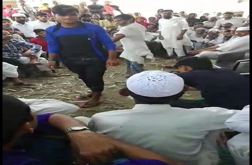 moradabad यूपी के इस शहर में पंचायत का तुगलकी फरमान,युवकों पर बरसाए गए कोड़े,वीडियो वायरल