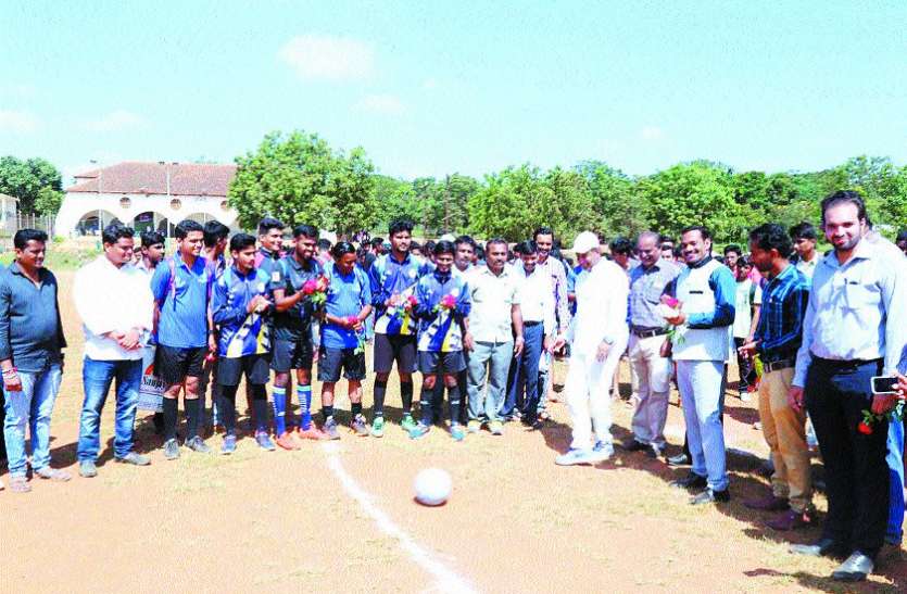 बेहतरीन खेल है फुटबाल बेहतरीन खेल है फुटबाल