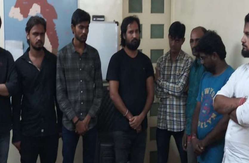 patrika जुआ खेलते आठ जुआरी गिरफ्तार, एक फरार